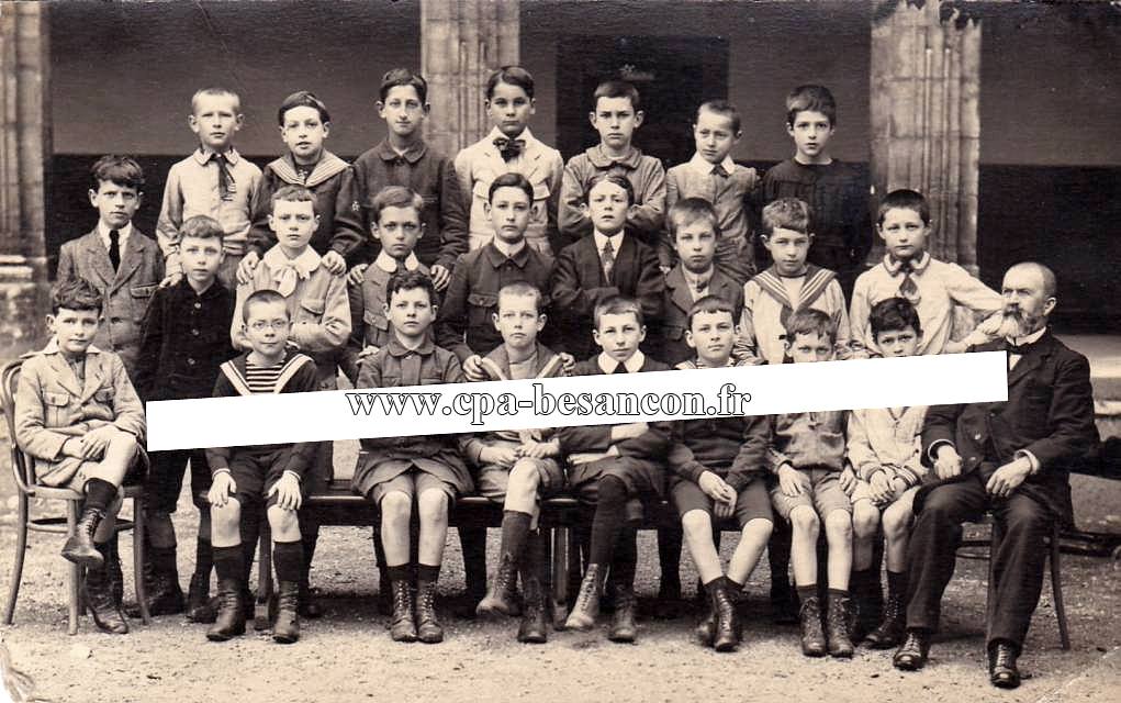 BESANÇON - Élèves et professeur dans la Cour d'honneur du lycée Victor Hugo